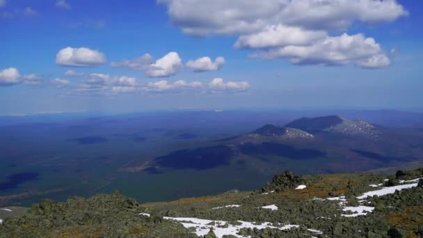 Berge des südlichen Ural aus der Vogelperspektive mit cis bedeckt — Stockvideo