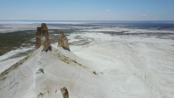 Молоді люди розважаються на краю високої скелі в красивому пейзажі — стокове відео