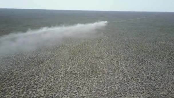 Vista dall'alto di auto che guidano lungo una strada deserta in Kazakistan — Video Stock