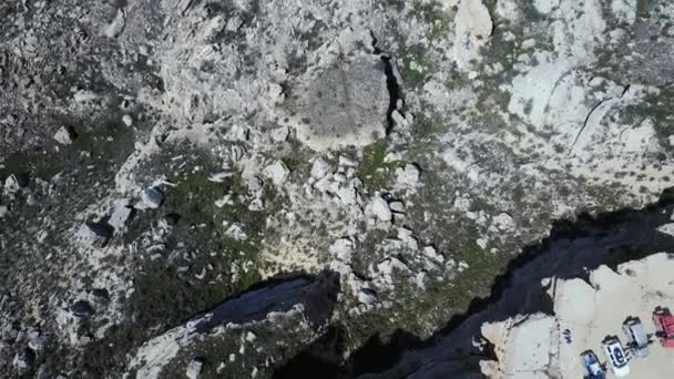 Blick von oben auf Autos am Rande einer tiefen Schlucht in Kasachstan — Stockvideo