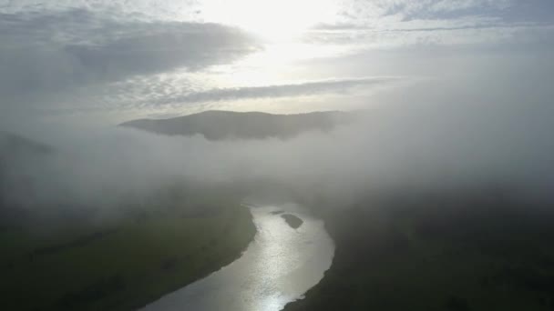 Utsikt över en bergsflod genom molnen — Stockvideo