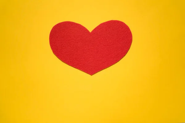 Scrapbooking czerwone serce na żółtym tle, Walentynki kartka z życzeniami, Walentynki — Zdjęcie stockowe