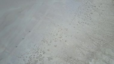 Kazakistan 'daki çöl kumlarından geçen arabaların en üst görüntüsü.
