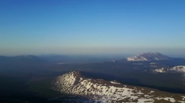 Kuzey Urallar 'ın dağları karla kaplı.
