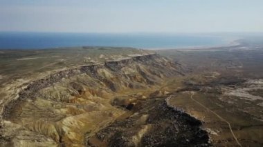 Doğal sınır Hazar Denizi kıyısındaki Kazakistan 'da düşen Zhigalgan toprakları.