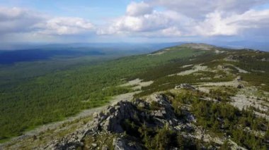 Urallar 'daki bir dağın taşlı toprağında yetişen kozalaklı orman.