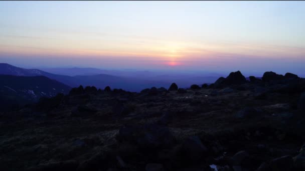 Amanhecer nas montanhas da vista aérea dos Urais do sul — Vídeo de Stock