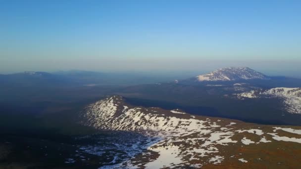 Bergen i norra Ural täckta med snö antenn utsikt — Stockvideo