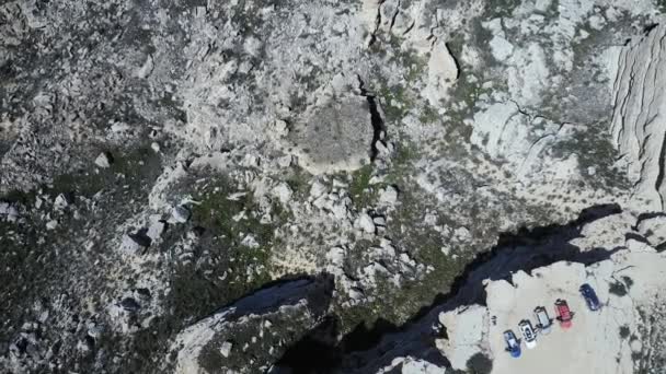 Vista dall'alto di auto in piedi sul bordo di una gola profonda in Kazakistan — Video Stock