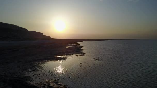 Mer Caspienne au pied des montagnes au fond de l'ancien océan sec Téthys — Video