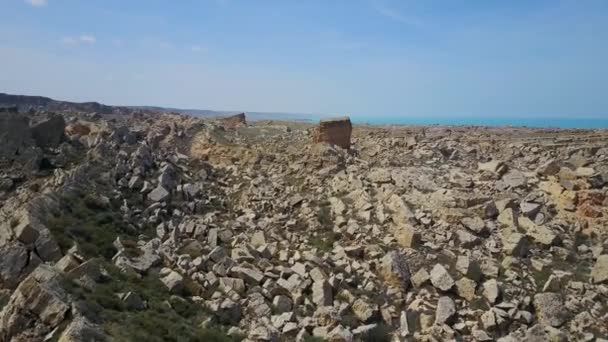 Natürliche Grenze des gefallenen Landes Zhigalgan in Kasachstan am Ufer des Kaspischen Meeres — Stockvideo