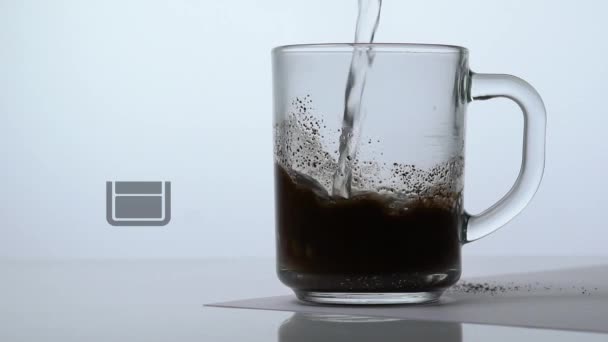 Café se vierte en una taza transparente y se vierte con agua hirviendo, aparece el icono de la batería, la energía está creciendo — Vídeo de stock