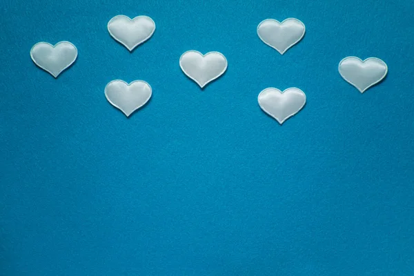 Scrapbooking małe białe serca na niebieskim tle tkaniny, Walentynki — Zdjęcie stockowe