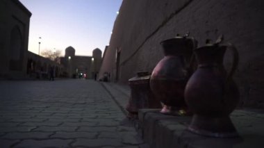 Khiva şehir merkezi. Doğu sürahileri sokakta.