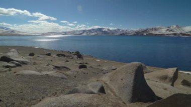 Pamir dağlarında güneş ışığında yüksek dağ gölü.