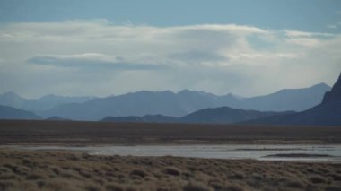 Pamir dağlarında güneş ışığında yüksek dağ gölü.