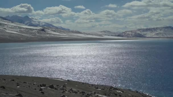 Hoog bergmeer in het Pamir gebergte in het zonlicht — Stockvideo
