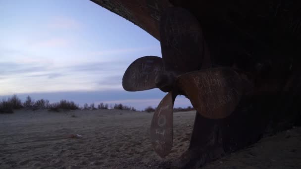 Покинутые корабли на дне высохшего моря Арал — стоковое видео