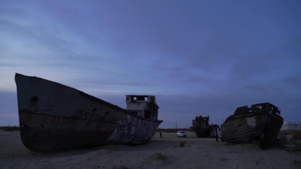 Покинутые корабли на дне высохшего моря Арал — стоковое видео