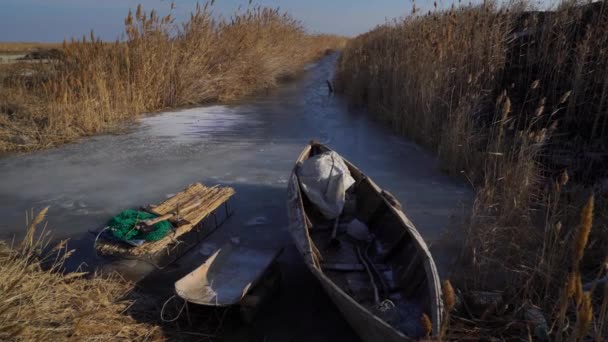 Eenvoudige vissersboot in het riet — Stockvideo