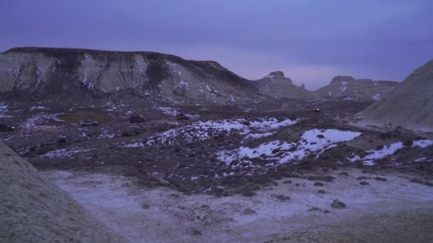 Αυτοκινητοπομπή οχημάτων παντός εδάφους που οδηγούν στα βουνά του Καζακστάν στο Mangystau — Αρχείο Βίντεο