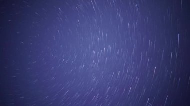 Zaman, kutup yıldızını takip eder. Yıldızlı gökyüzü, kutup yıldızının etrafında döner.