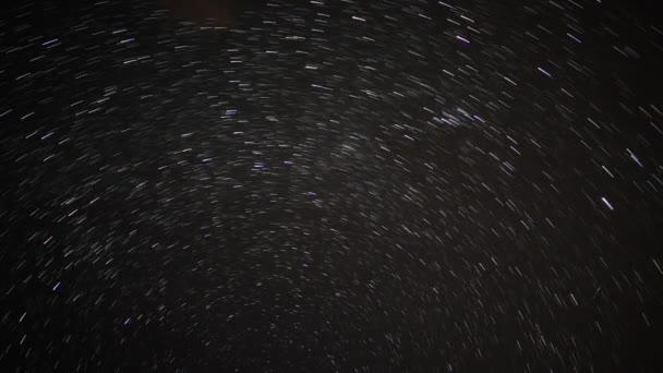 Час кіл зірки слідує полярній зірці, зоряне небо обертається навколо полярної зірки — стокове відео