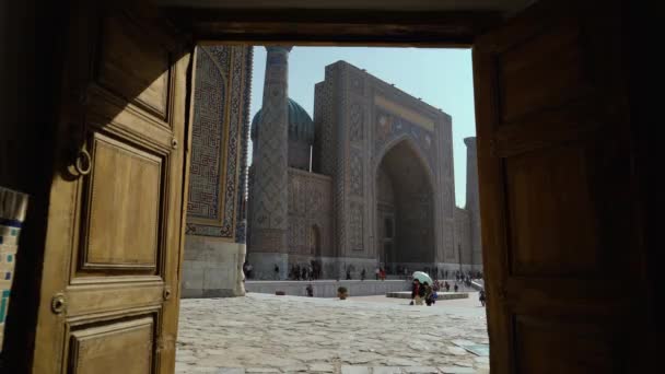 Regian Square di Samarkand, melihat melalui pintu — Stok Video