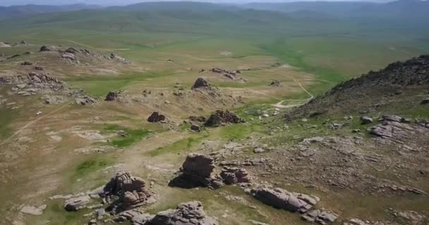 13. yüzyıl ulusal parkında Moğolistan bozkırında tepelerin üzerinden uçmak. — Stok video