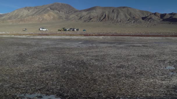 Tacikistan dağlarındaki ana kamp Gorno Badakhshan 'daki pamirlerde. — Stok video