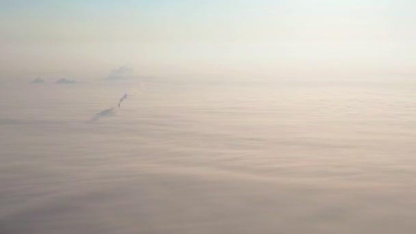 Vue aérienne de la ville dans le brouillard dans la brume des nuages. Émissions dans l'atmosphère des tuyaux industriels. — Video