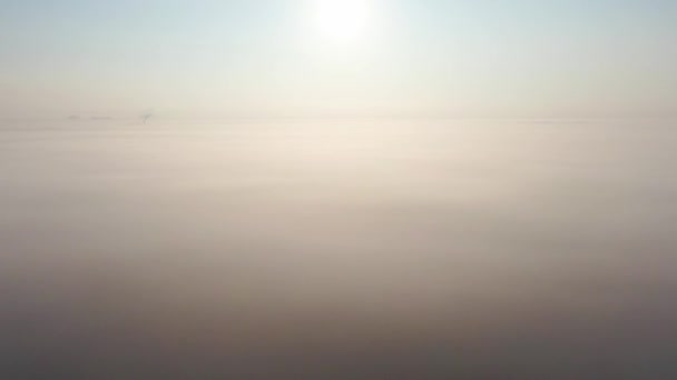 Vzdušný pohled na město v mlze v mlze mraků. Emise z průmyslových trubek do atmosféry. — Stock video