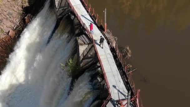 从空中俯瞰大坝，20世纪初建成的急流水电站. — 图库视频影像