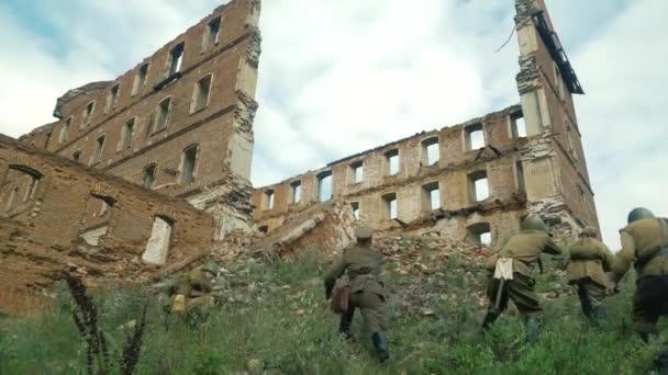 Historisk återuppbyggnad, slaget vid andra världskriget, röda arméns offensiv mot tyska soldater i Wehrmacht — Stockvideo