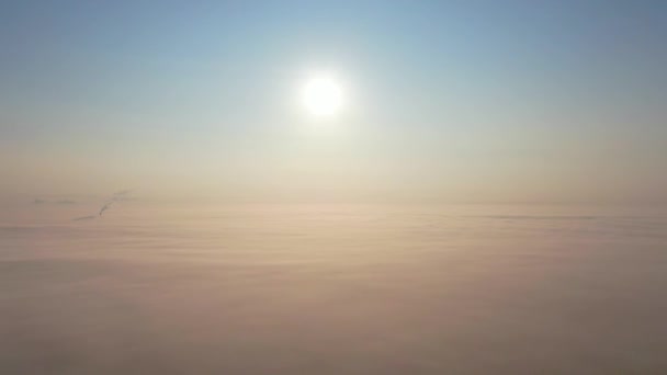 Luftaufnahme der Stadt im Nebel im Dunst der Wolken. Emissionen aus Industrierohren in die Atmosphäre. — Stockvideo