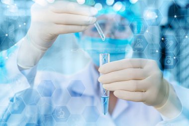 Araştırmacı bir Dna testi bulanık arka plan üzerinde gerçekleştirir..