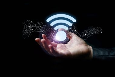 Ücretsiz Wi-Fi işareti koyu arka plan üzerinde elinde.
