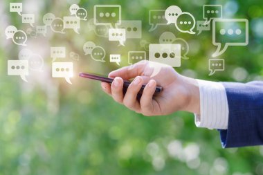 İşadamı alır ve telefon üzerinde arka plan bulanık iletileri iletir.