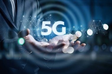 Bir işadamı bulanık arka plan üzerinde 5 g elinde.