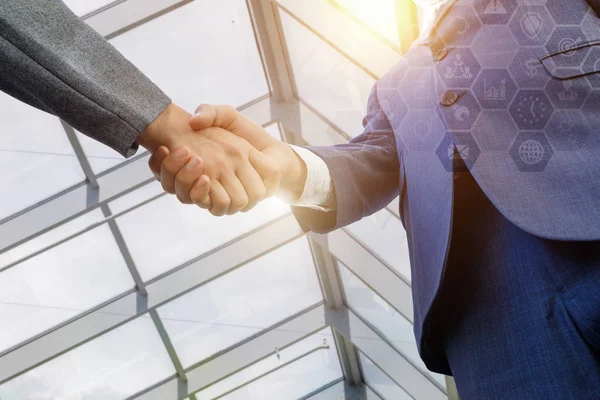 Handshake Dvou Podnikatelů Důsledku Spolupráce — Stock fotografie