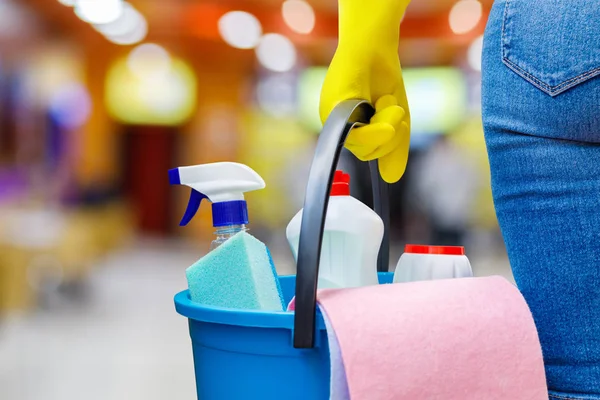 Limpeza Senhora Com Balde Detergentes Fundo Turvo — Fotografia de Stock