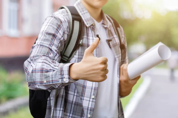 Student Pokazuje Ręką Dobry Niewyraźne Tło — Zdjęcie stockowe