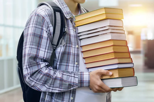 Studente Tiene Molti Libri Testo Concetto Ricerca Pesante — Foto Stock