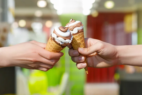 Gelato Nelle Mani Una Coppia Sfondo Sfocato — Foto Stock