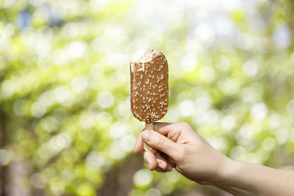 Gelato Morso Mano Uno Sfondo Sfocato — Foto Stock