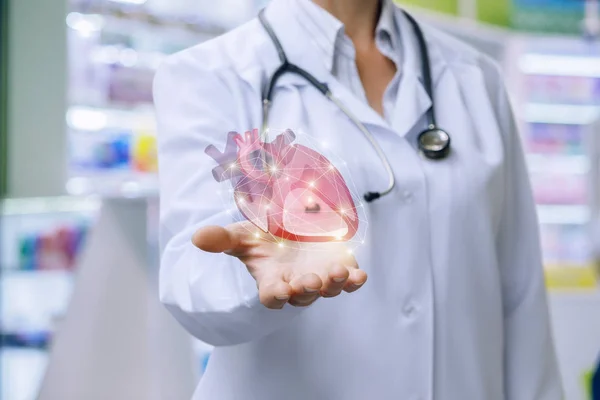 Lekarz Pokazuje Serca Ręku Koncepcja Leczenia Układu Sercowo Naczyniowego — Zdjęcie stockowe