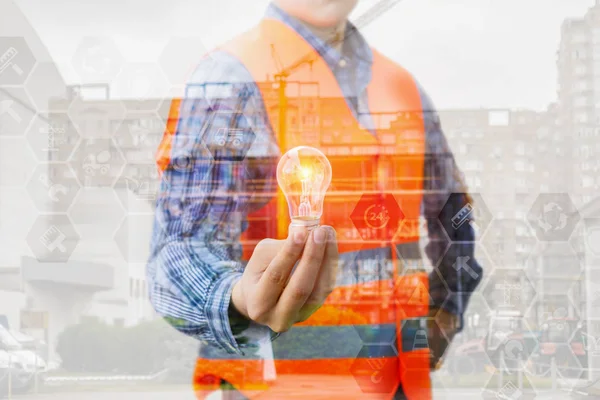 Glühbirne Der Hand Des Bauarbeiters Hintergrund Des Krans Konzeptideen Bau — Stockfoto