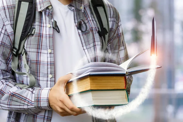 Raket Opstijgt Uit Het Leerboek Van Een Student Concept Leren — Stockfoto