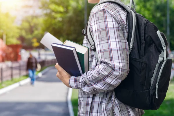 Student Met Leerboeken Rugzak Staat Buurt Van Weg — Stockfoto