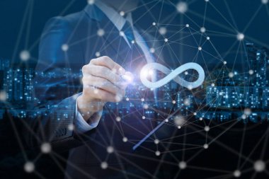 İşadamı sınırsız Internet gece şehir arka plan üzerinde çizer..